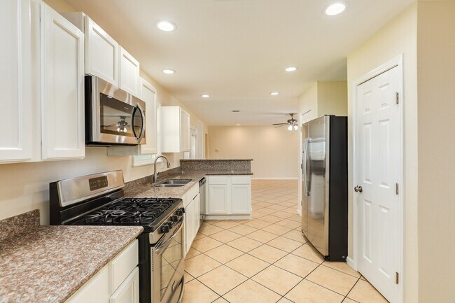 Building Photo - 3206 Pine St