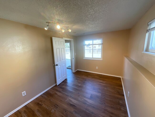 Building Photo - 5 Bedroom Home Available Near Research Pkw...