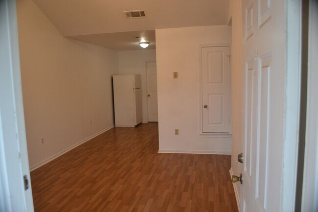 Building Photo - 302 Horseshoe Dr