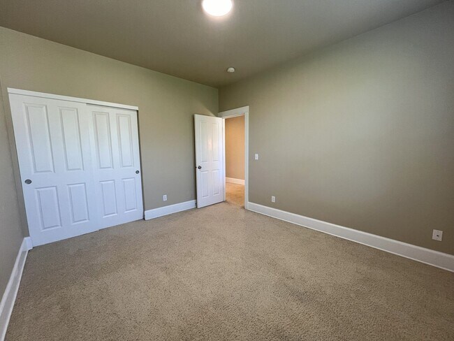 Building Photo - Bright & Airy Home with Granite Kitchen, V...