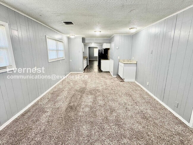 Building Photo - 3 Bed, 2 Bath with Fenced Yard / Pet-Friendly / Available Now!