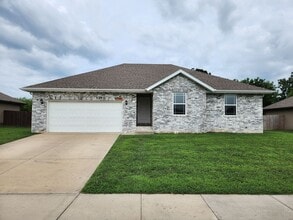 Building Photo - Spacious 3-Bedroom, 2-Bathroom Home AVAILA...