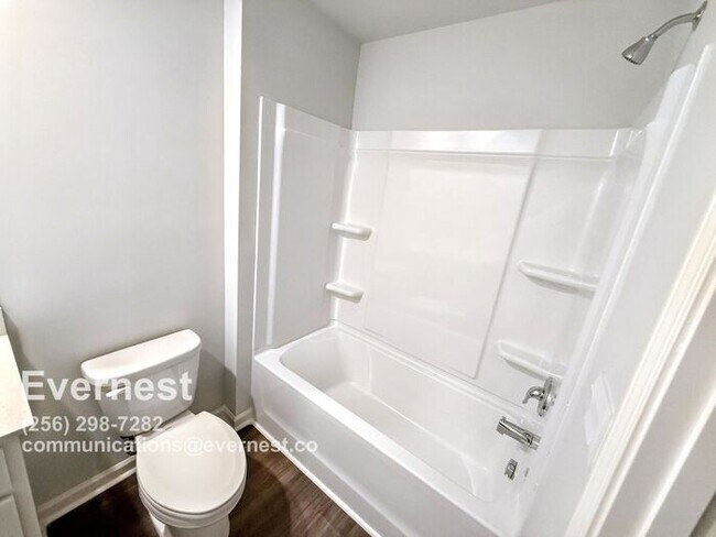 Building Photo - 3-Bedroom, 2.5-Bathroom Home in a Convenie...