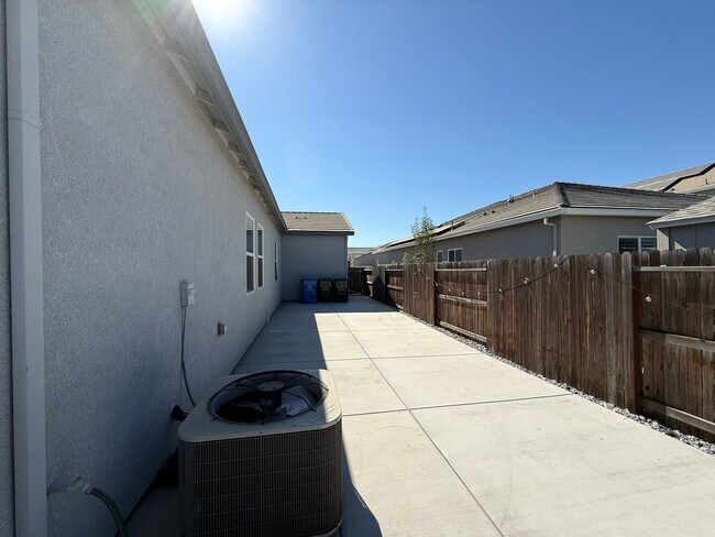 Building Photo - Upgraded single story home in Manteca!