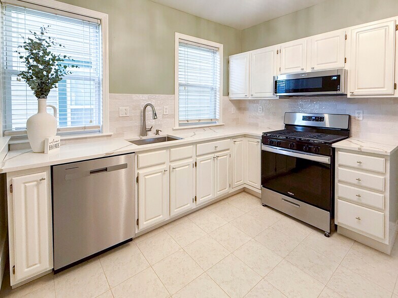 Building Photo - 103 Hancock St