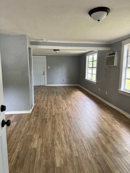 Building Photo - 605 Center Ave