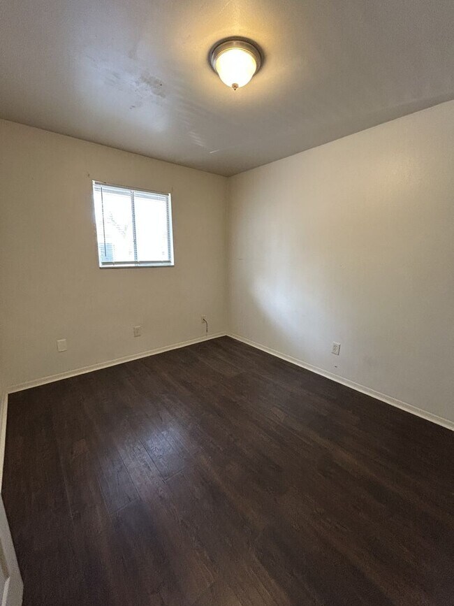 Building Photo - 208 W 1st St