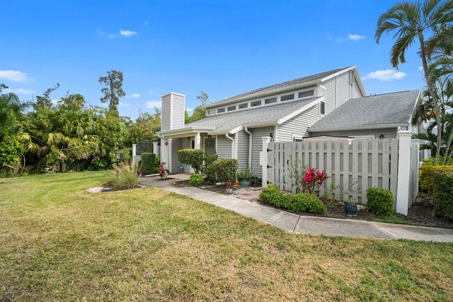 Building Photo - Well-maintained,2 bed 2 bath two-story condo located in Fort Myers