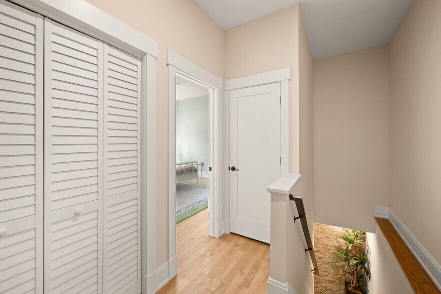 Building Photo - 1918 Vine St