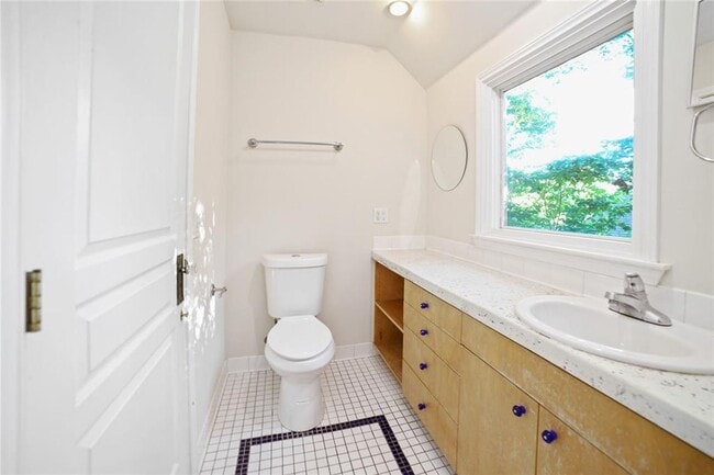 Building Photo - 2716 E 22nd St