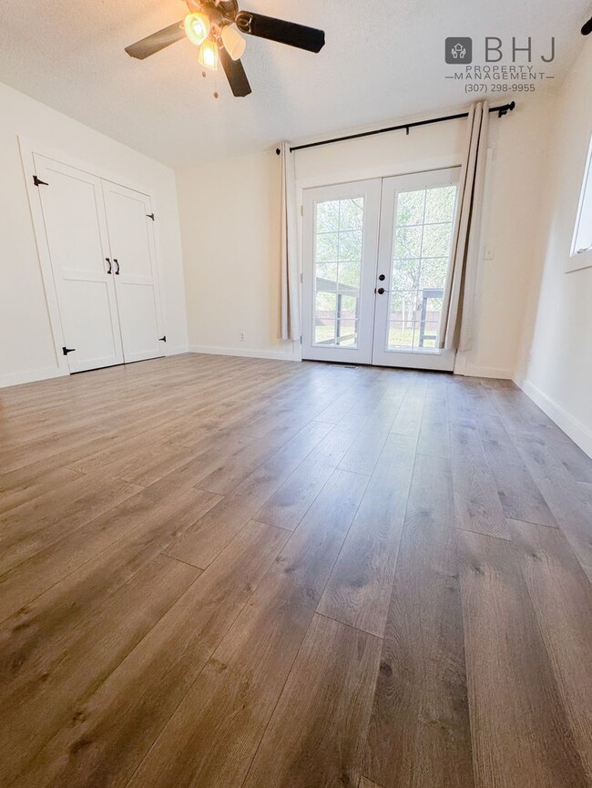 Building Photo - DOG FRIENDLY, 3 BED/ 1.5 BATH SINGLE FAMIL...