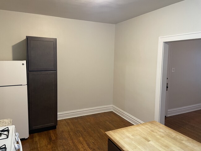 Updated Eat-in kitchen - 5033 Devonshire Ave