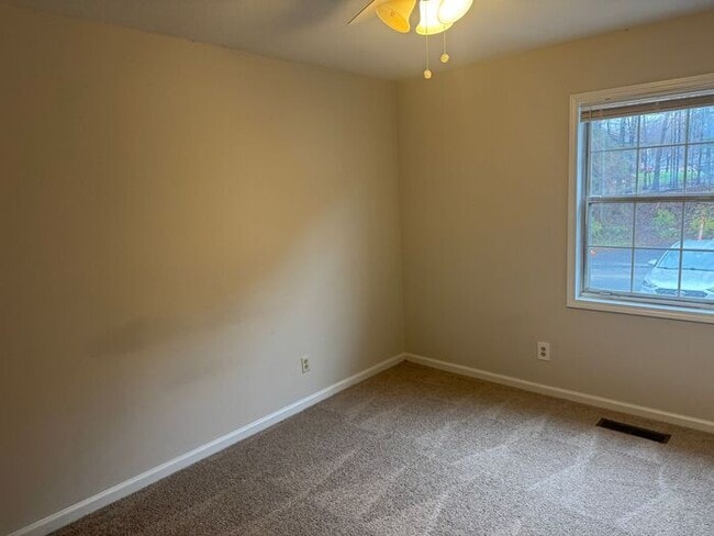 Building Photo - Convenient location in Concord near the hospital