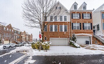 Building Photo - Immaculate 3 Bed 2 Full & 2 Half Bath End ...