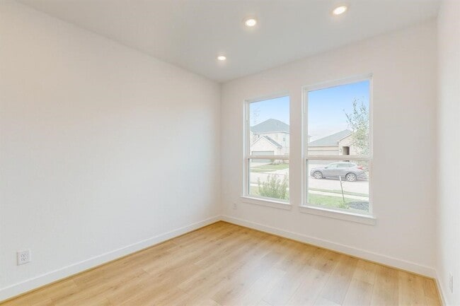 Building Photo - 9510 Dearborn Creek Dr