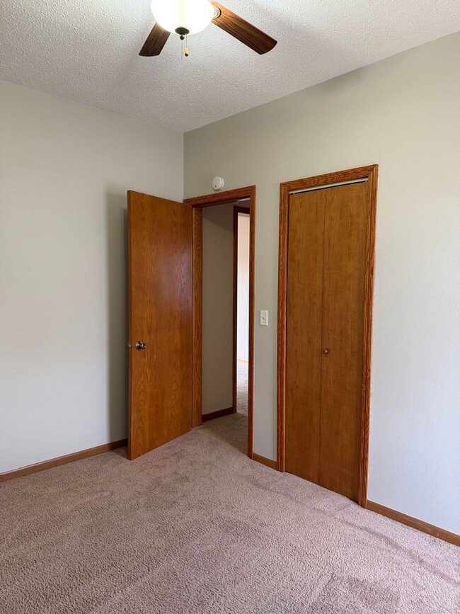 Building Photo - 3 Bed, 2 Bath Home with Garage