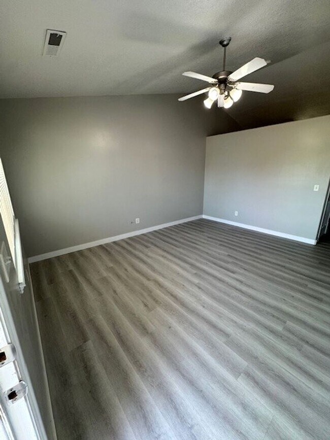 Building Photo - Sunshine & Savings: 2 Weeks Rent Free & $1...