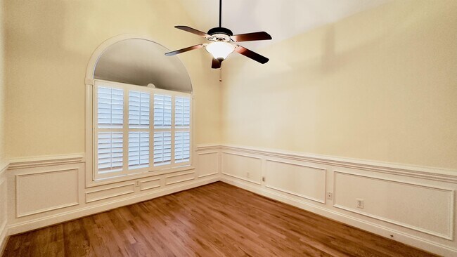 Building Photo - 423 Sterling Dr