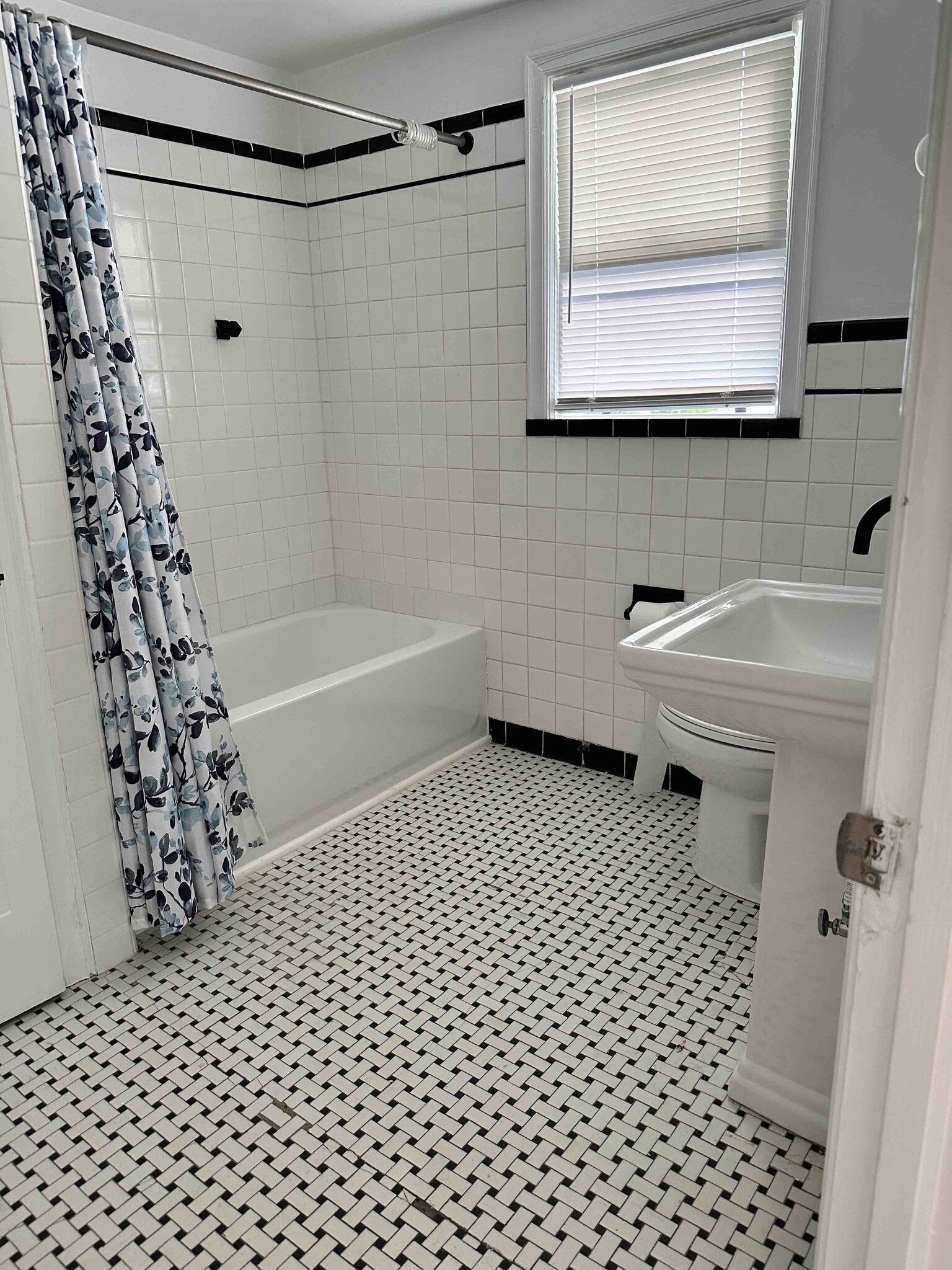 upstairs bath - 1919 Columbia Ave