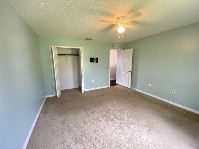 Building Photo - 4/2.5 Clermont Home with fenced yard