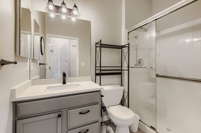 Building Photo - Charming 2 bedroom/ 2-bathroom ground floor- Great location - 1 car garage! Move in now get July ...