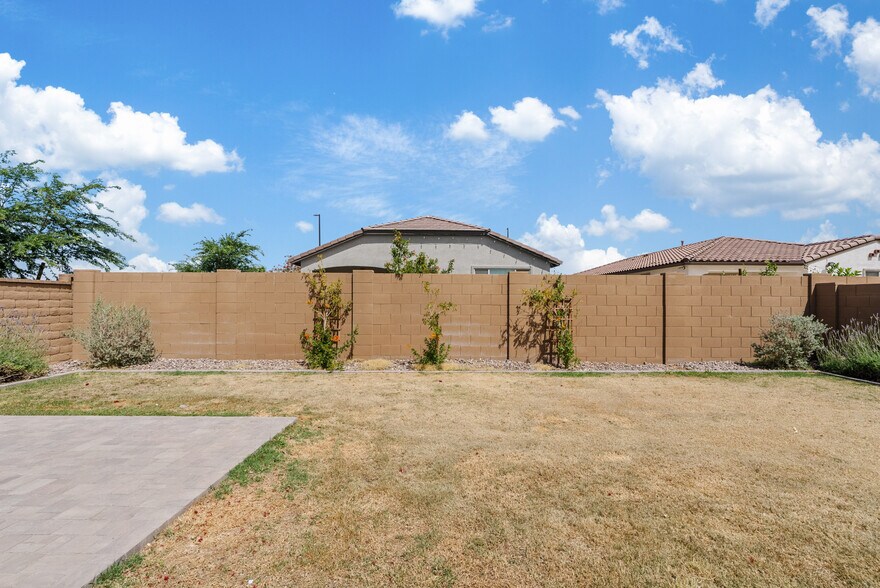 Building Photo - 2204 E Kelly Dr