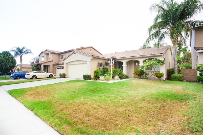 Building Photo - Spacious 4 Bedroom, 2 Bath Furnished Famil...