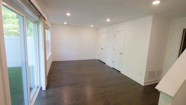 Building Photo - Large Bright and Airy End Townhouse only 1...