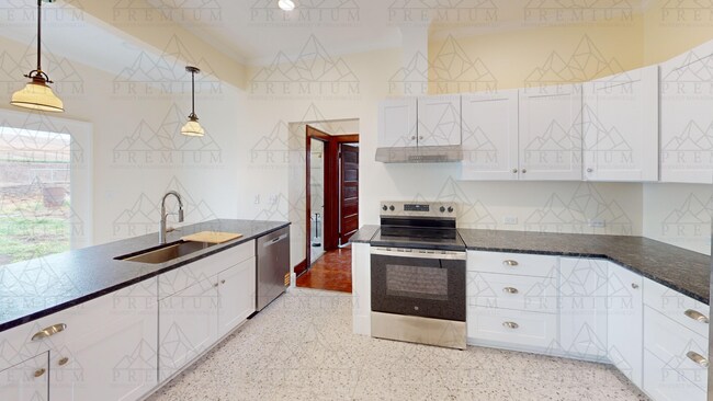 Building Photo - BEAUTIFUL 3 BED 1 BATH HOME!