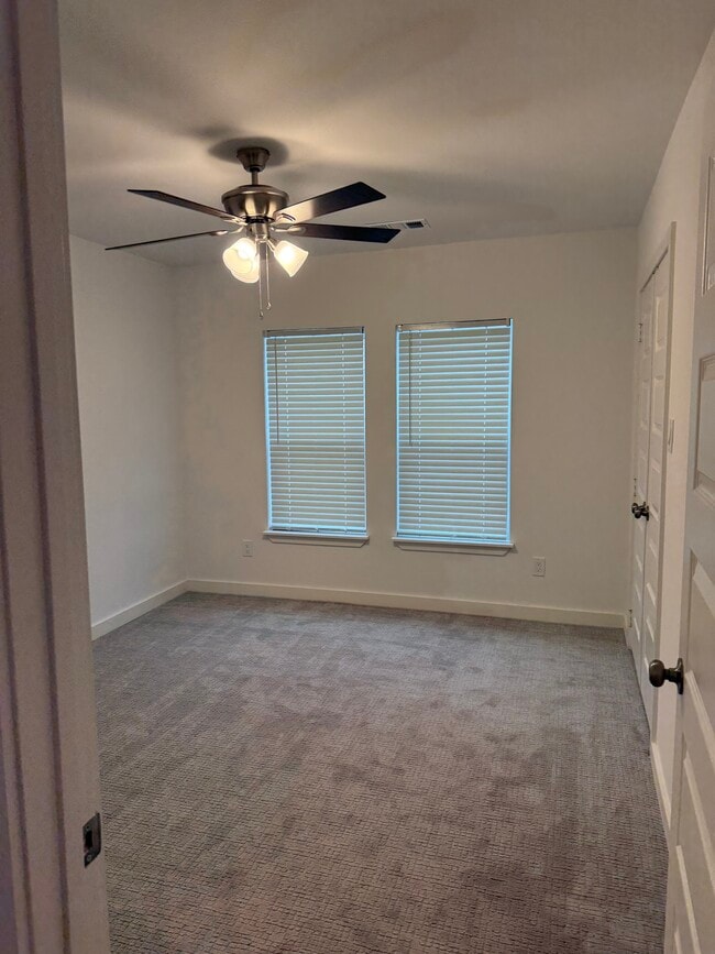 Building Photo - 1019 E Waco Ave