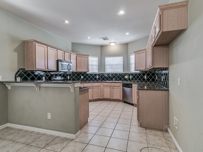 Building Photo - 2044 Sq. Ft. Home- Gated Community with a Pool/Club House-Edmond Schools- Lawn Care Included