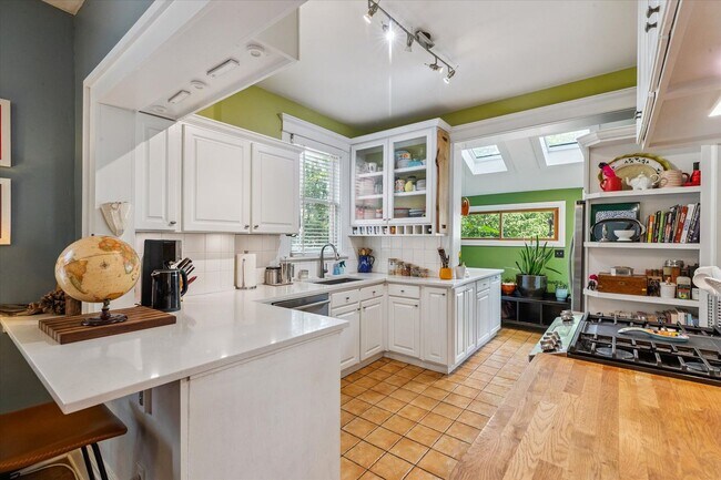 Building Photo - Furnished or unfurnished updated single family home in The Highlands.