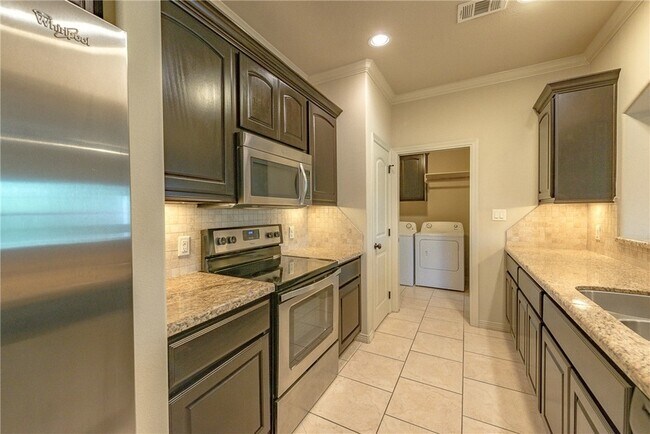 Building Photo - 1400 Cres Ridge Dr