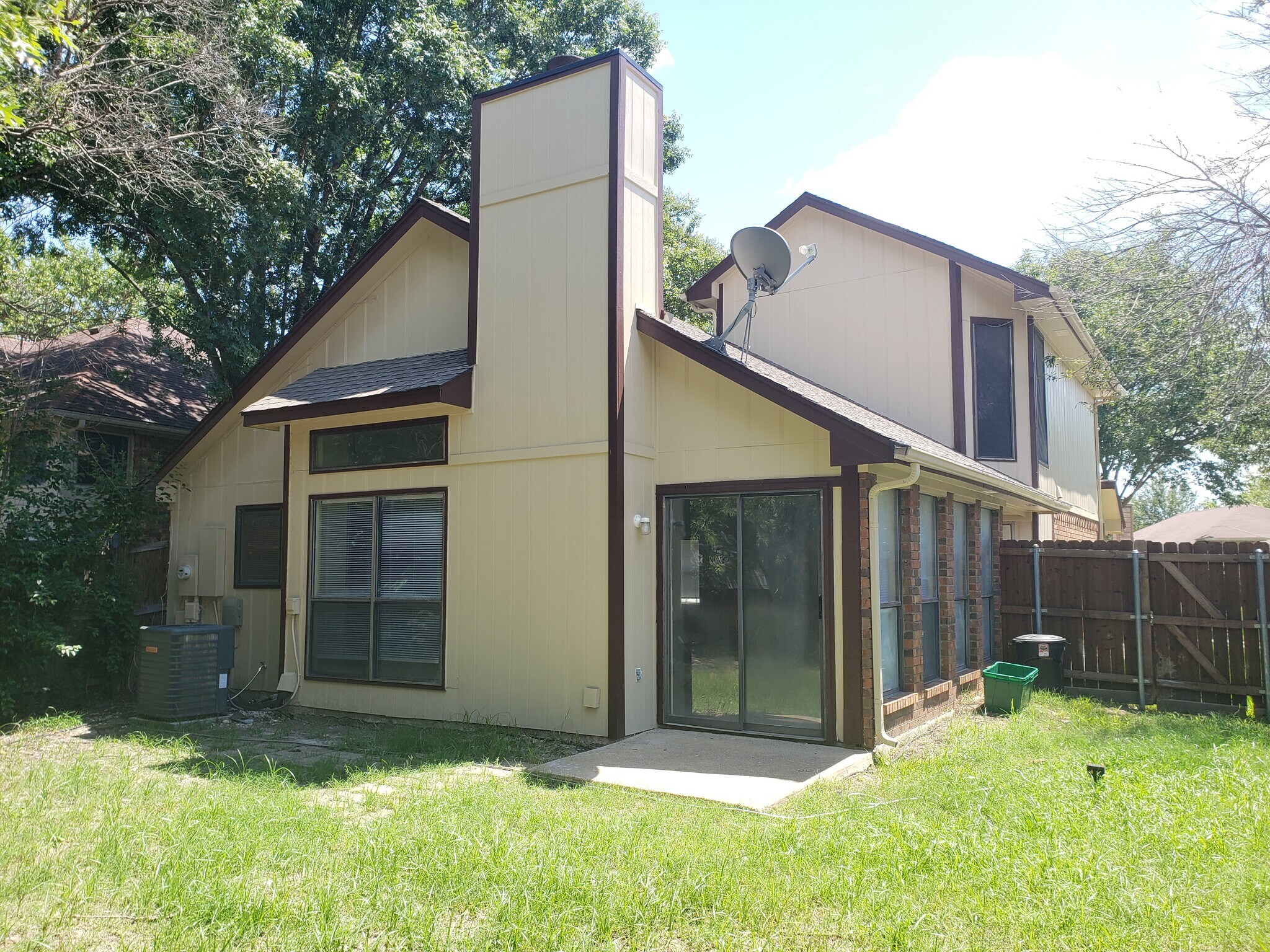 Building Photo - 1013 Garden Trl