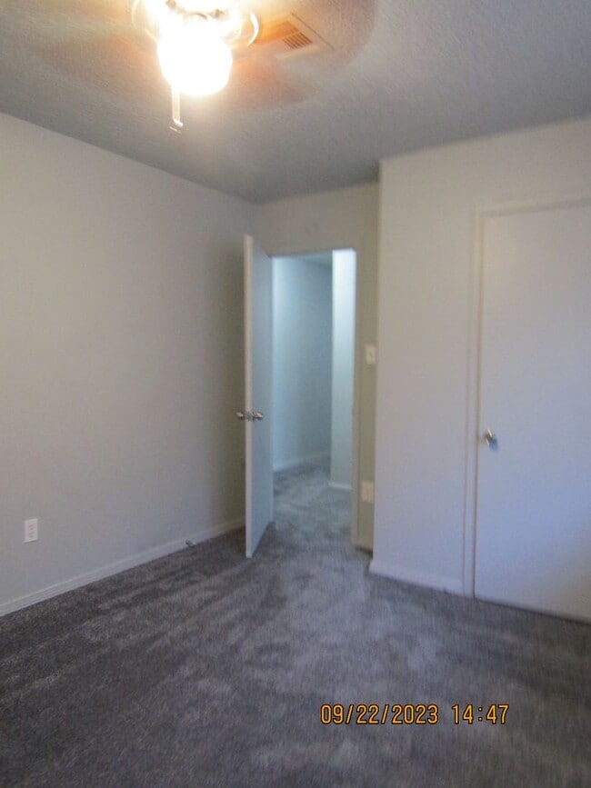 Building Photo - Very nice spacious home located in the Eis...