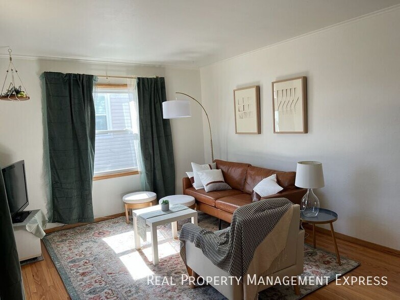 Primary Photo - 3 Bedroom 2 Bathroom Home for Rent