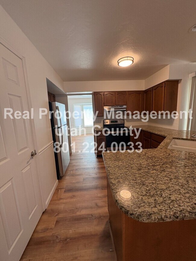 Building Photo - Large and Spacious 4 Bedroom Home!