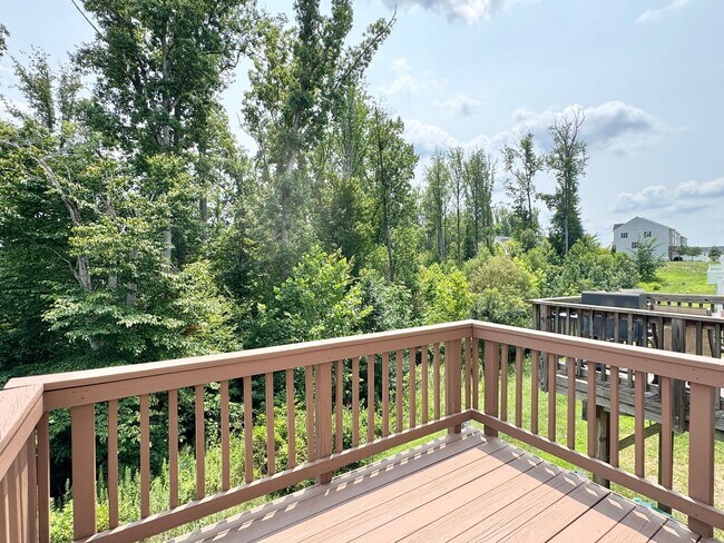 Building Photo - 127 Streamview Dr