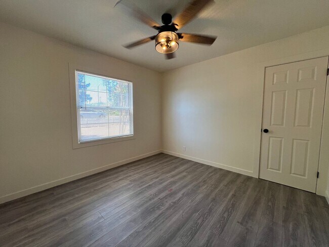 Building Photo - Beauitfully upgraded 3 Bedroom on large lot!