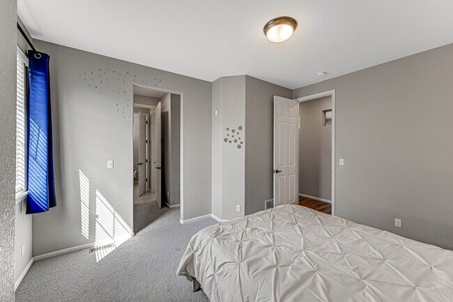 Building Photo - $4,795.00, 5 bed, 3.5 bath located in Denver.