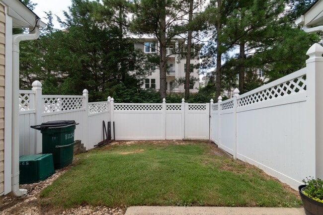 Building Photo - Charming 2-Bedroom Townhome in Prime Locat...
