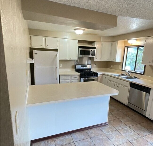 Building Photo - Preleasing Now! Split-level 4 Bedroom + 3 ...