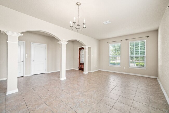 Building Photo - New Braunfels Beauty with plenty of SPACE!
