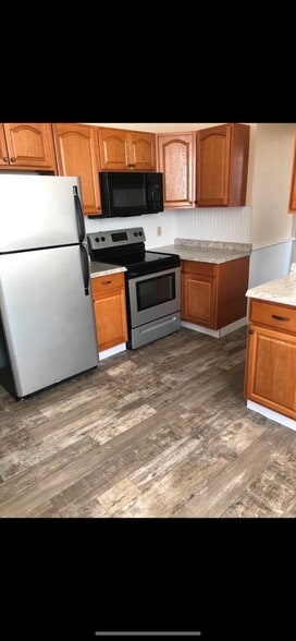 Kitchen - 15 Vanderwerken Ave