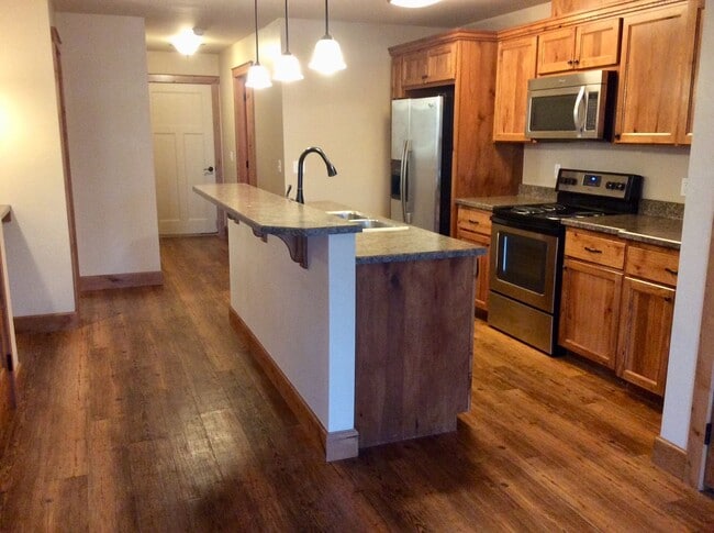 Building Photo - Stunning Townhome in South Heart