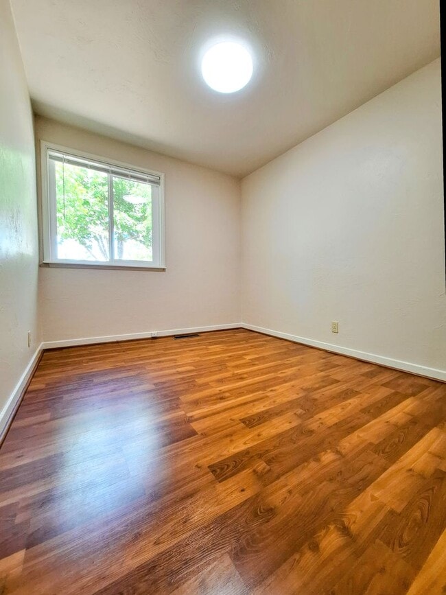 Building Photo - Country Style 3bd Home With Detached Garage