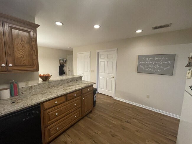 Building Photo - 636 W Marshall Dr