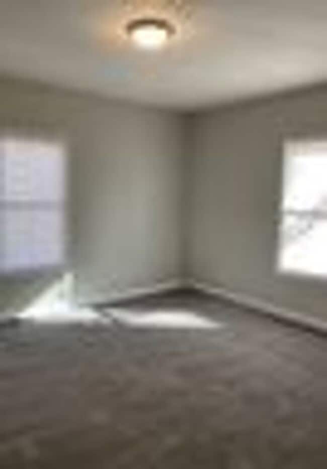 Building Photo - Available Now! Two bedroom home !!