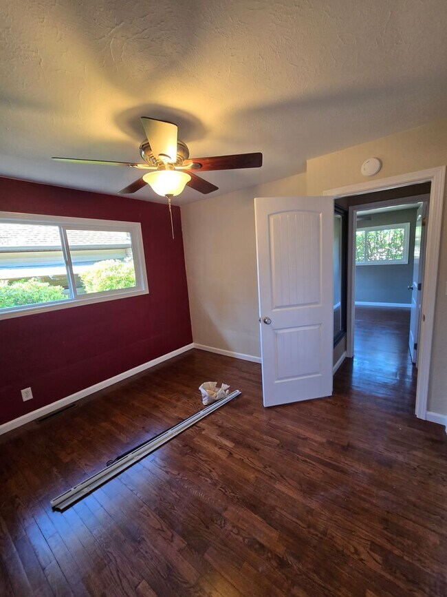 Building Photo - Pet Friendly Single Level 3 Bed 2 Bath Hom...