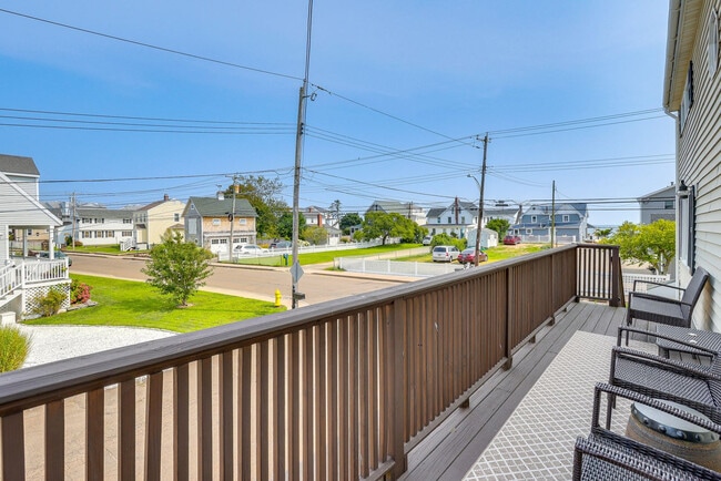 Building Photo - 47 Cosey Beach Ave